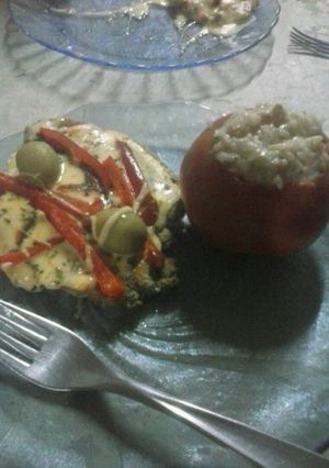 Una foto de Milanesa a la napolitana con tomates rellenos