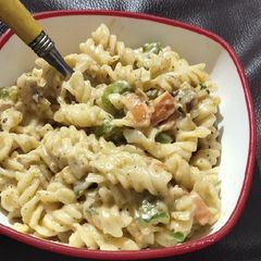 A picture of White sauce pasta.