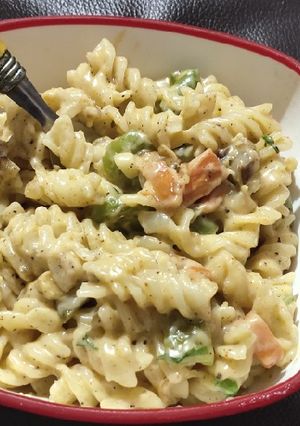 A picture of White sauce pasta.