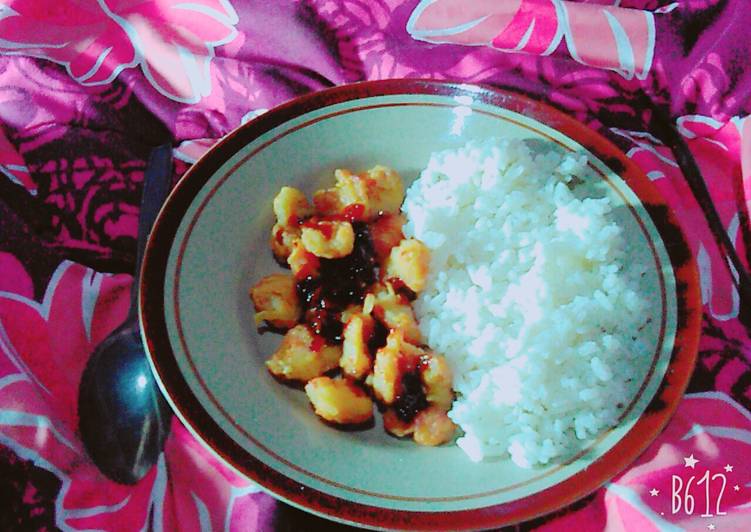Rice with chiken popcorn and garlic sauce