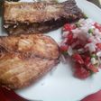 Pescado frito con chalaquita (sarsa picante)