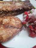 Pescado frito con chalaquita (sarsa picante)