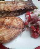Pescado frito con chalaquita (sarsa picante)