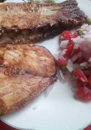 Una foto de Pescado frito con chalaquita (sarsa picante)