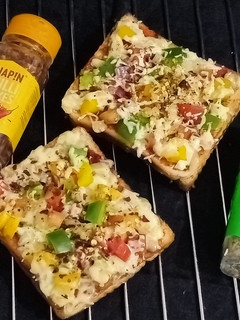 डबल चीज़ ब्रेड पिज़्ज़ा (double cheese bread pizza recipe in Hindi) रेसिपी मुख्य फोटो