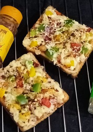 डबल चीज़ ब्रेड पिज़्ज़ा (double cheese bread pizza recipe in Hindi) रेसिपी मुख्य फोटो