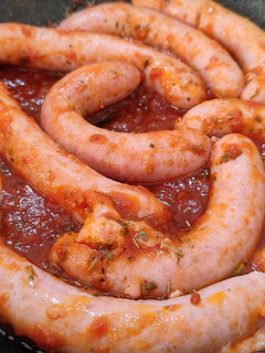 Una foto de Longaniza fresca de pollo en salsa de tomate