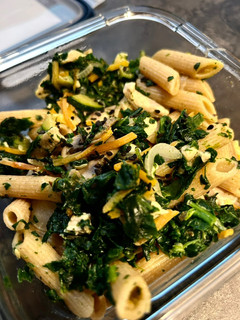 Una foto de Pasta integral 🍝 con verduras 🥬🥒🥕 y pollo 🍗