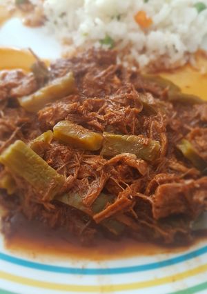 Una foto de Deshebrada enchilada con nopalitos