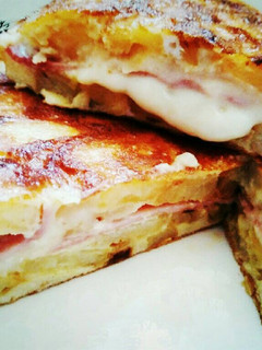 Una foto de Tortilla rellena de jamón y queso
