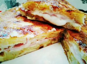 Una foto de Tortilla rellena de jamón y queso