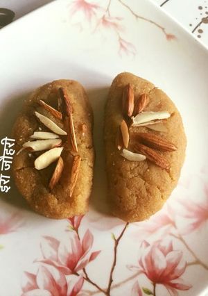 खोये की गुजिया (Khoye ki gujiya recipe in hindi) रेसिपी मुख्य फोटो