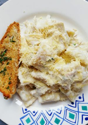 Una foto de Raviolis con pollo en salsa blanca
