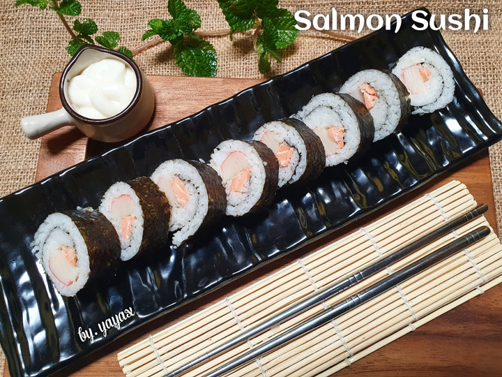 Bagaimana Membuat Salmon with crab stick sushi Anti Gagal