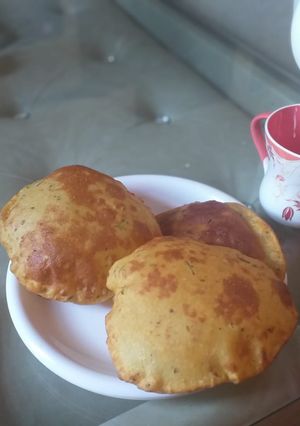 A picture of Aloo ki Puri.