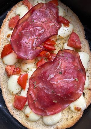 Une photo de Bruschetta bresaola mozzarella à l’air fryer