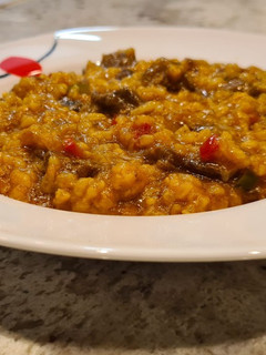 Una foto de Arroz con champiñones y sobras de carrilleras
