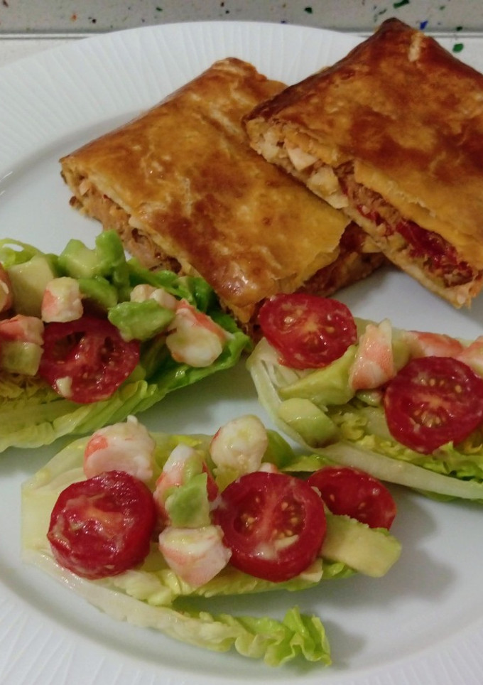 Una foto de Empanada de atún y cogollos con langostinos y aguacate