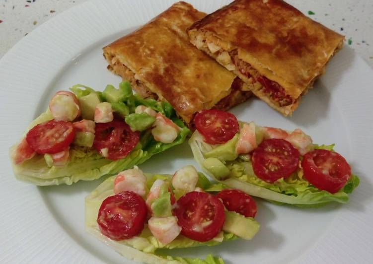 Empanada de atún y cogollos con langostinos y aguacate
