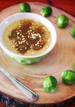 Una foto de Crema de coles de Bruselas y bulbo de anís