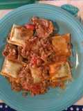 Ravioles caseros de espinacas y queso pategras con salsa boloñesa