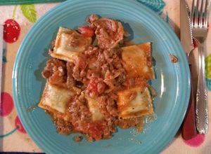 Una foto de Ravioles caseros de espinacas y queso pategras con salsa boloñesa