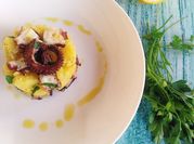 Una foto di antipasto con il polpo