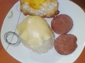 Una foto de Mangú de plátano verde con huevo, salami y queso