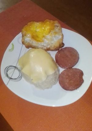Una foto de Mangú de plátano verde con huevo, salami y queso