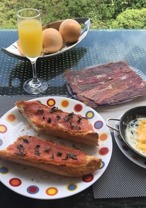 Una foto de Desayuno clásico español y olé