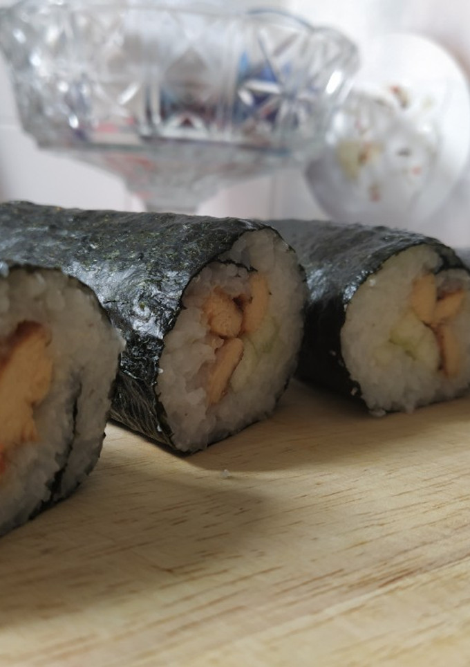 Una foto de 🍣 Sushi (Maki de pollo y vegetal)