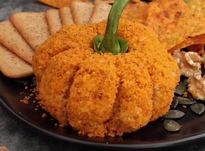 Una foto de 🎃 DIP DE QUESO CON CHIPOTLE, VERSIÓN HALLOWEEN 🎃
