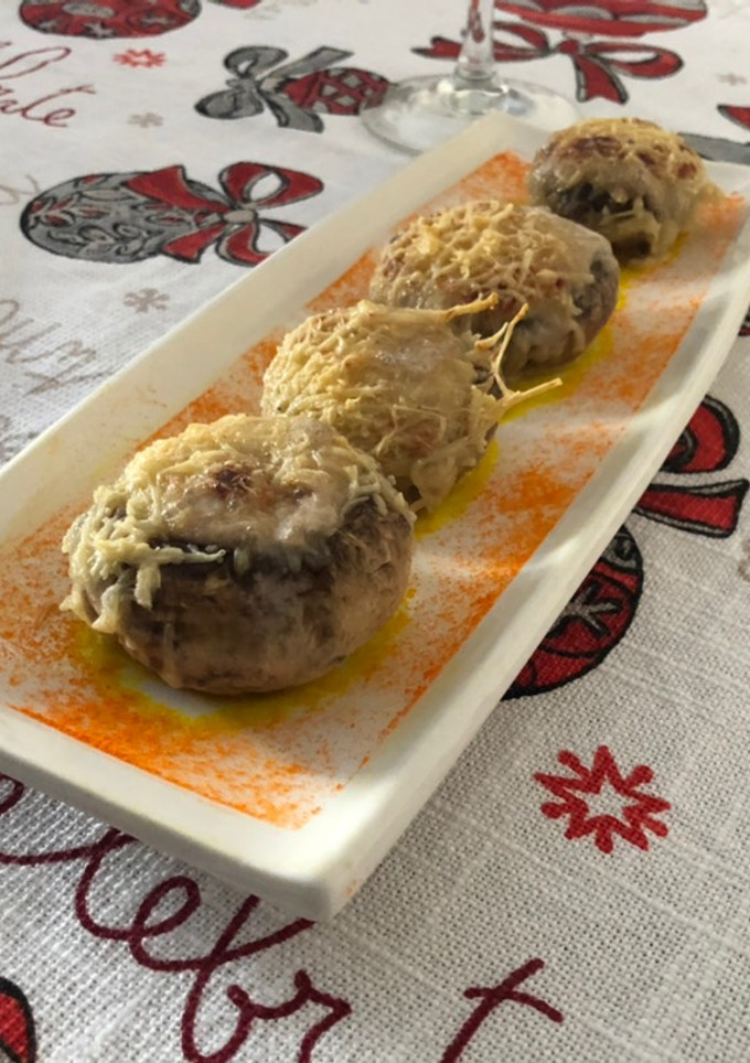 Una foto de Champiñones rellenos en su salsa