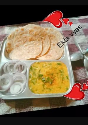 પાલક મગ ની દાળ નુ શાક (Palak Moong Dal Shak Recipe In Gujarati) રેસીપી મુખ્ય ફોટો