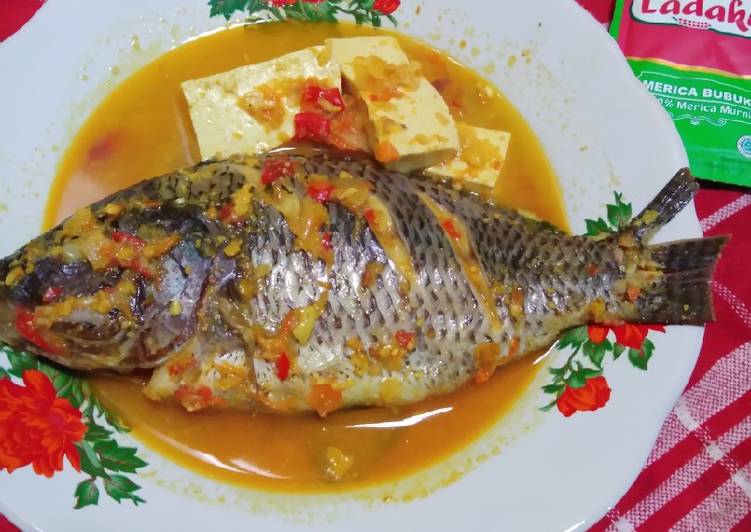 Cara membuat Ikan mujaher kuah kuning pedas yang lezat dan Mudah Dibuat