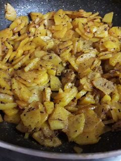 बटाट्याच्या काचर्या (batatyacha kachrya recipe in marathi) रेसिपी चे मुख्य फोटो