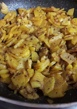 बटाट्याच्या काचर्या (batatyacha kachrya recipe in marathi) रेसिपी चे मुख्य फोटो 