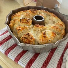 A picture of Cheesy Garlic Pull Apart Bread.