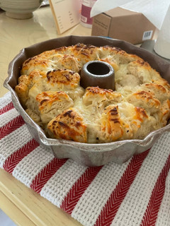A picture of Cheesy Garlic Pull Apart Bread.
