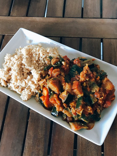 Una foto de Curry de berenjena, batata y espinacas