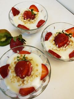 صورة لوصفة مهلبية بقطع الفراولة والبسكويت 🍓