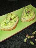 Crema raw de aguacate con pistachos - tapas
