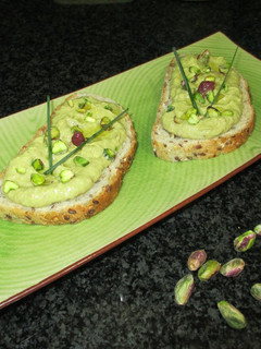 Una foto de Crema raw de aguacate con pistachos - tapas