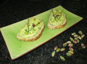 Una foto de Crema raw de aguacate con pistachos - tapas