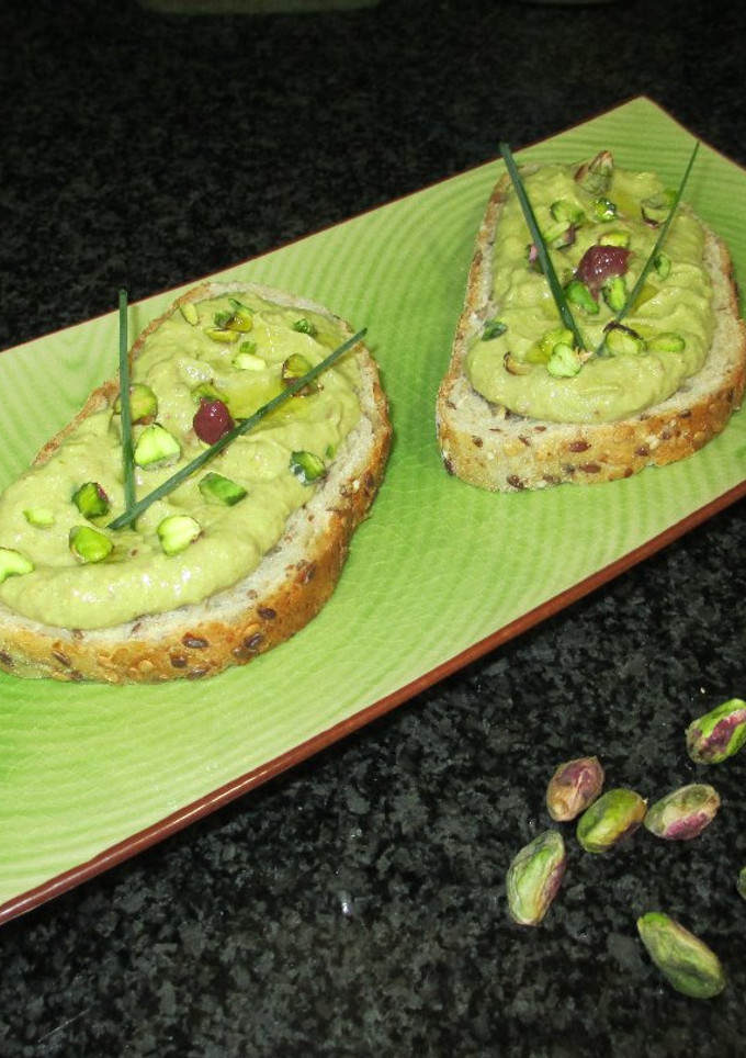 Una foto de Crema raw de aguacate con pistachos - tapas