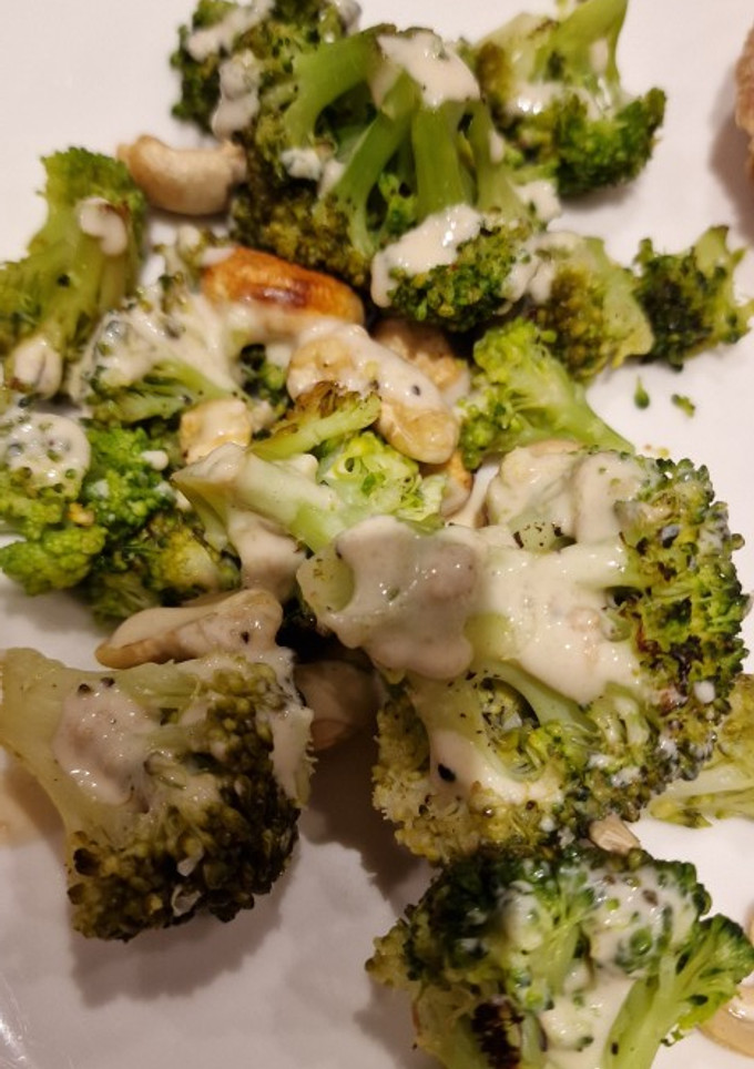 Una foto de Brócoli asado con tahini
