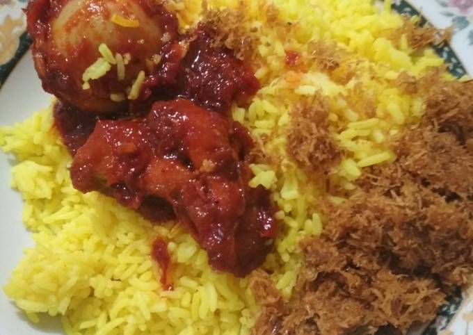 Nasi kuning dan ayam masak habang ala banjarmasin