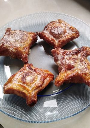 Una foto de Pastelitos dulces con masa de tarta..