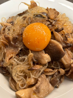 Una foto de Fideos vermicelli con setas y yema de huevo 🍜