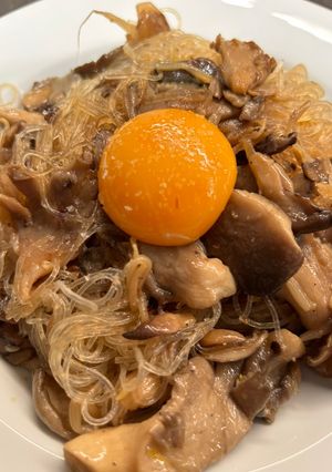 Una foto de Fideos vermicelli con setas y yema de huevo 🍜